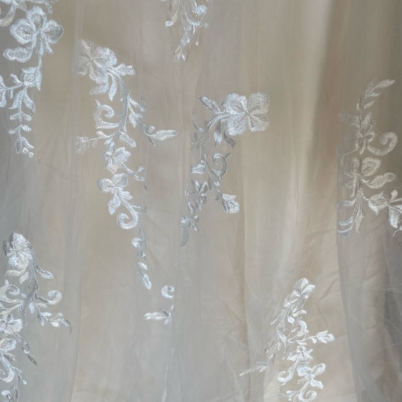 Champagne lace wedding gown - Picture 10 of 13